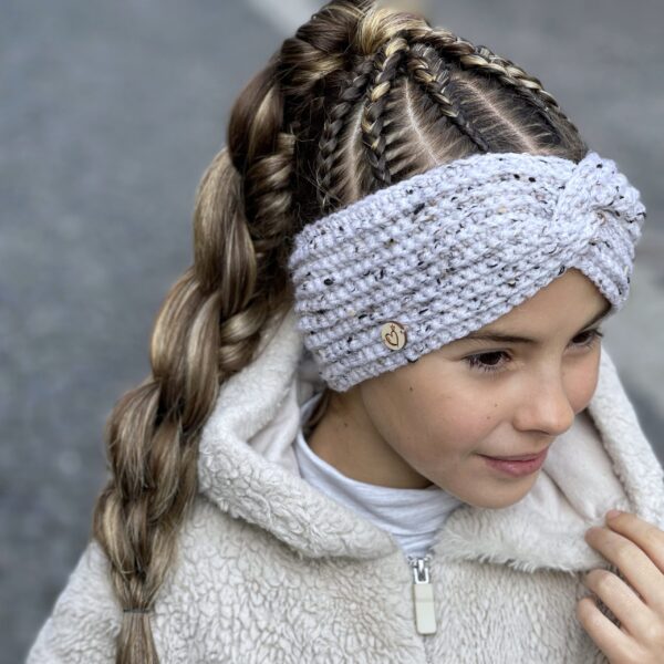 Háčkovaná čelenka baby grey